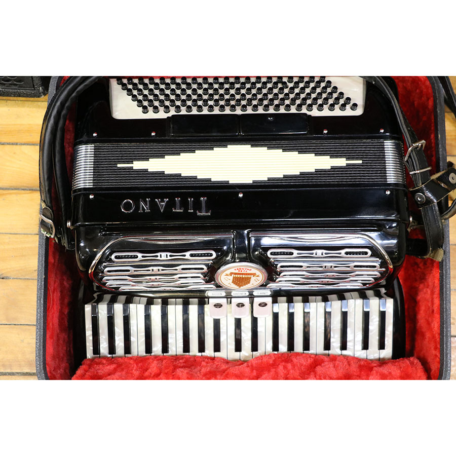 Titano Ideal Tube Chamber Piano Accordion Black - SOLD